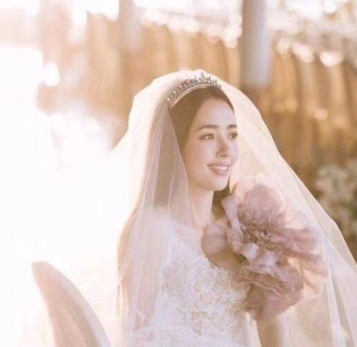 郭碧婷向佐举办婚礼头上王冠不算啥戒指才是大手笔价格昂贵