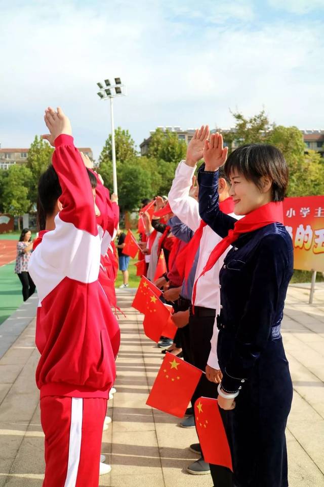 "敬礼,鲜艳的五星红旗" ——文亮小学献礼新中国成立