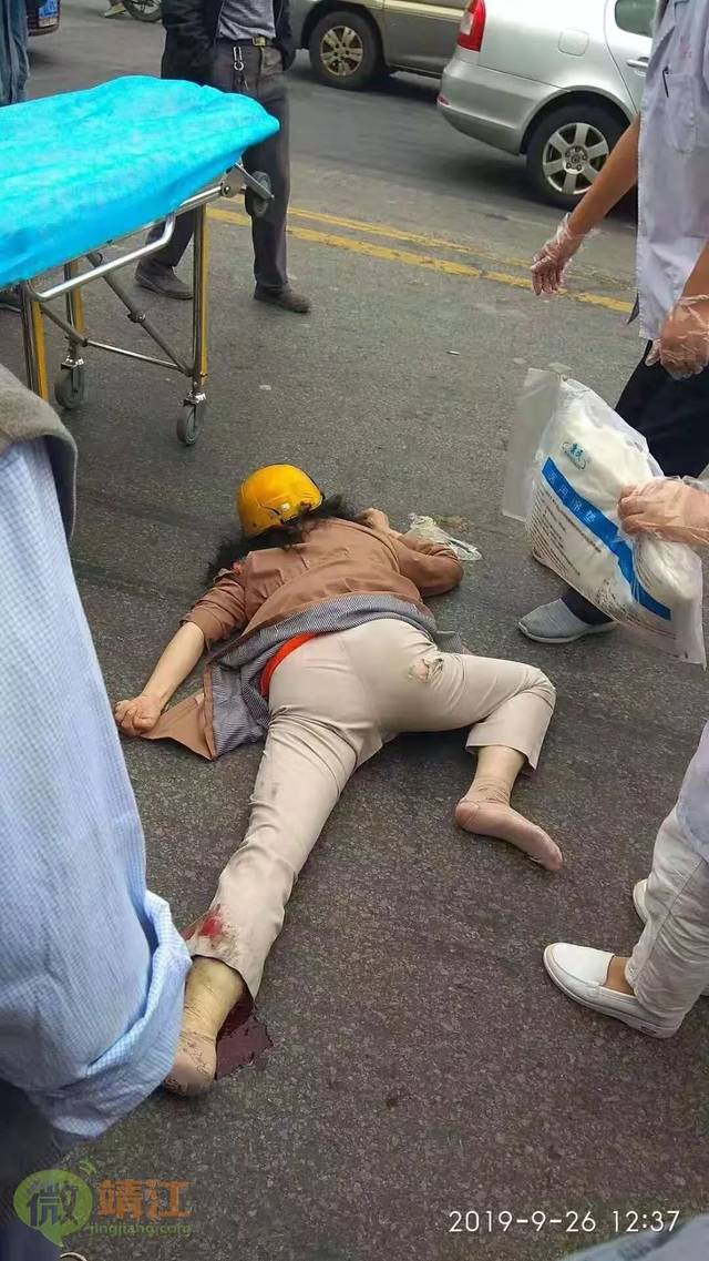 靖江马桥中桥附近发生车祸!一女子被汽车撞趴在地,昏迷不醒