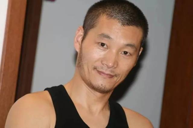 个人简介:屈昌峰,安徽太和县人,职业画家,专攻国画.