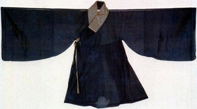 道袍本来是道士穿的衣服,但从宋朝开始,皇帝与士大夫也喜欢穿道袍