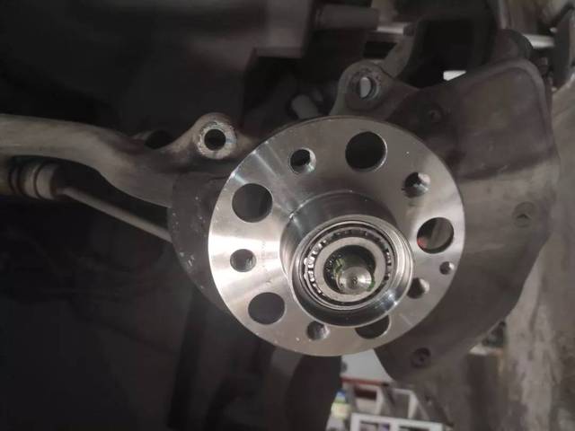 开始涂抹润滑油,这种绿色的润滑油更加耐高温,润滑效果也比普通润滑油