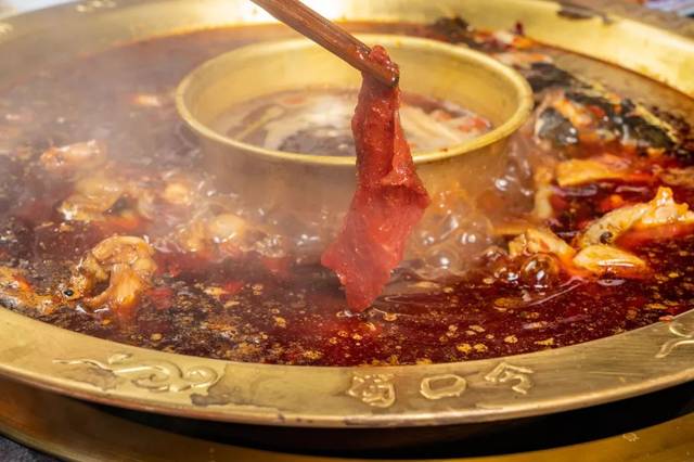 高品质的谷饲牛肉 用 秘制酱料 红油细心腌制 刚一上桌 涮煮之后扛行