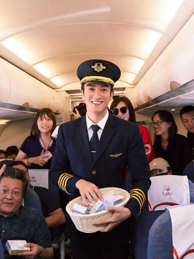 《中国机长》这么多制服帅哥,185cm的他帅过欧豪?