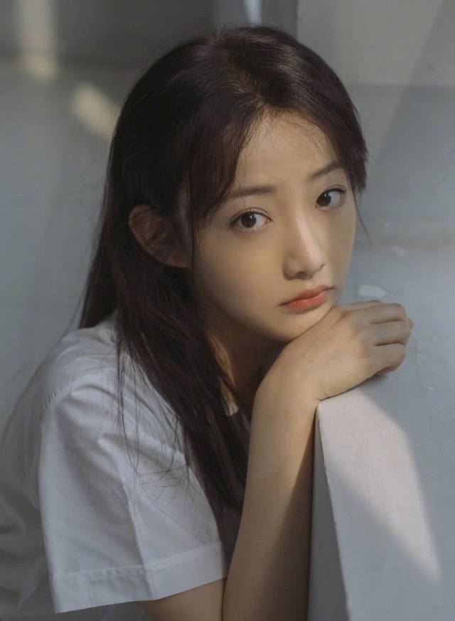 烈火军校曲曼婷戏外晒写真白衬衫百褶裙好清纯你认得出吗