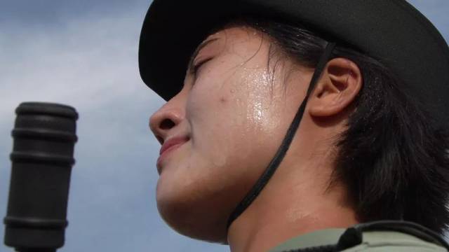 当空的烈日无遮无拦的投射在训练场,女兵们身上的军装早已经被汗水
