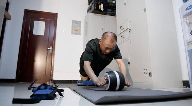 宋波是武警黑龙江总队副司令员, 长期在带兵一线, 曾在 98 松花江抗洪