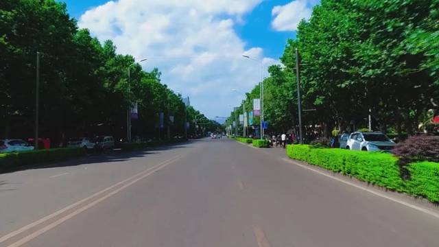 连日来,禄丰县城管局联合县城区相关部门,在全县范围内进行道路景观