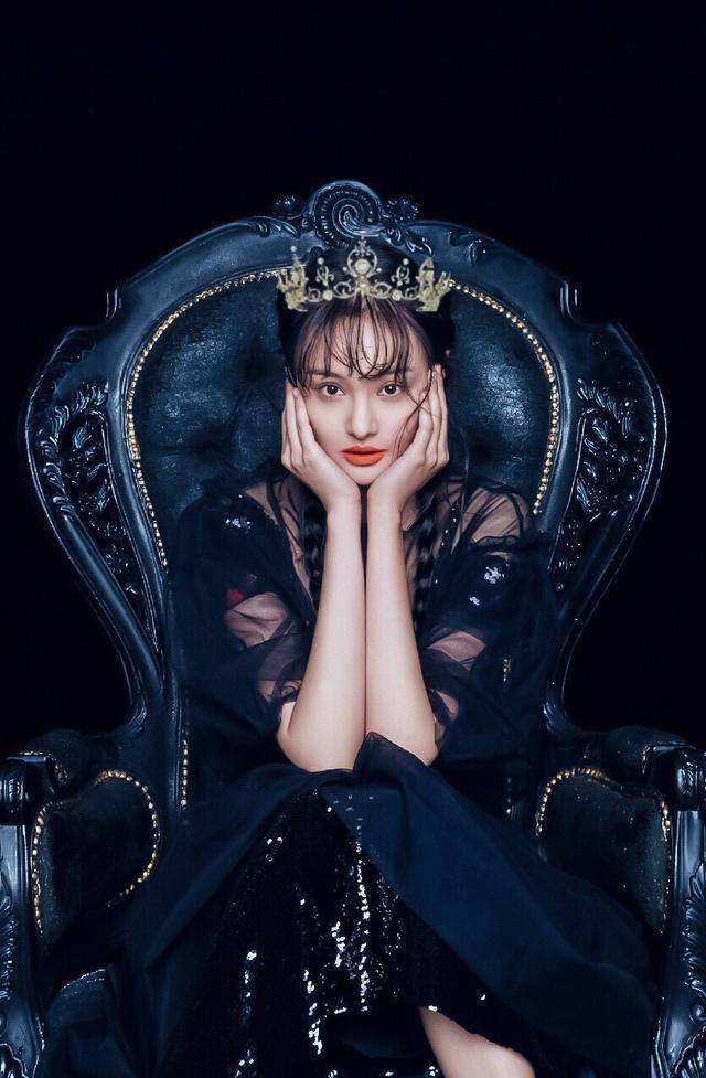 郑爽全黑look神秘感满分,和男友穿同款低调晒恩爱,身材比造型惹眼