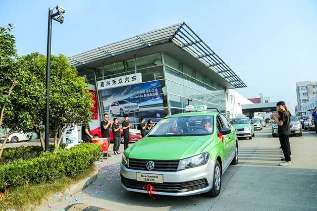 热烈庆祝百辆全新桑塔纳出租车正式"上岗"