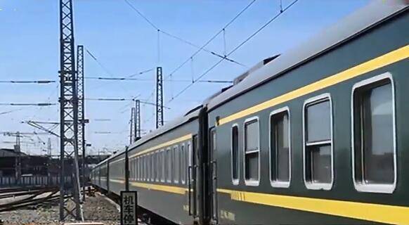 齐齐哈尔开往北京的t40列车刚开车没多久,8号车厢的屈先生找到乘警