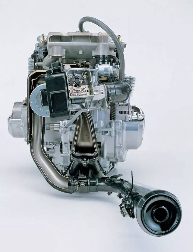 川崎ninja h2武装了排量999ml的并列四缸发动机,最大的亮点就是采用了
