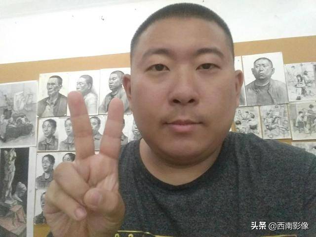 四川美术学院现网红人体模特酷似郭德纲爆红