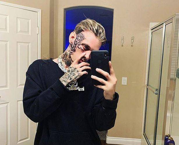 后街男孩亲弟晒脸部大面积纹身昔日红过比伯却走上不归路