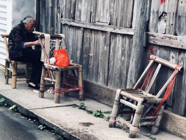 西边的路廊,一侧临河. 另一侧,搭着个帐子,住着个精神失常的老人.