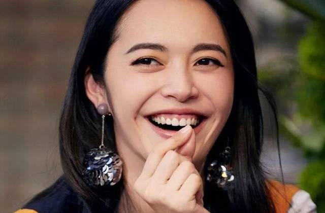 不齐的小虎牙一直被人诟病 捯饬好几次之后 终于把自己搞成了韦唯 涛