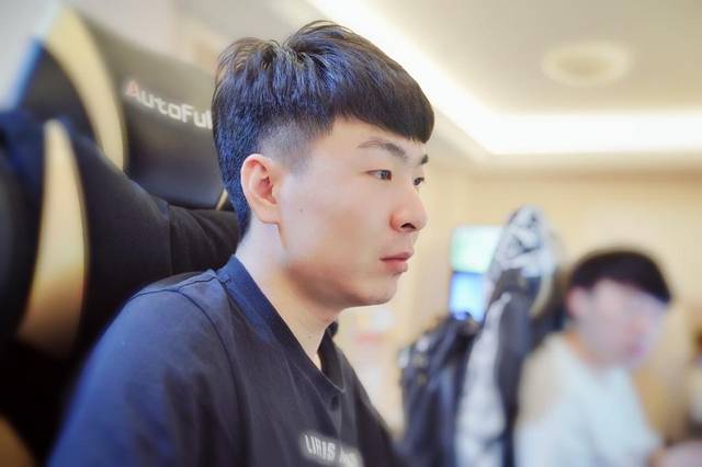 RNG上单狼行状态回暖,一天冲上大师,粉丝猜测