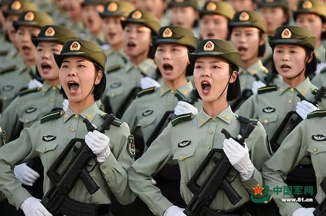 阅兵训练场,这是女兵方队的一天!网友直呼:"场面太帅了"