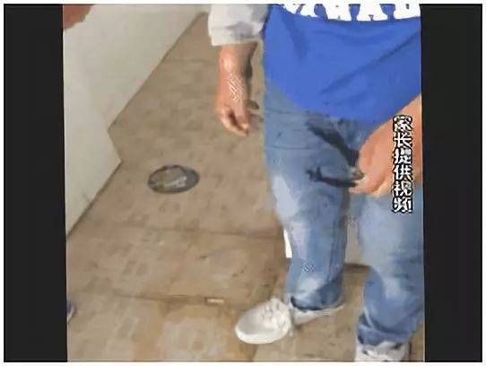 曾經火爆全網的視頻:男孩被一群同學威逼著蹲在地上吸食糞便,毫無還手