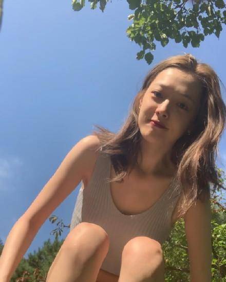 崔雪莉不爱穿内衣 直播时穿v领衣泄春光