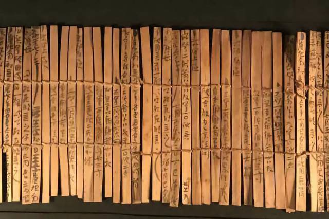 简策,是我国正规的书籍的早期形式.