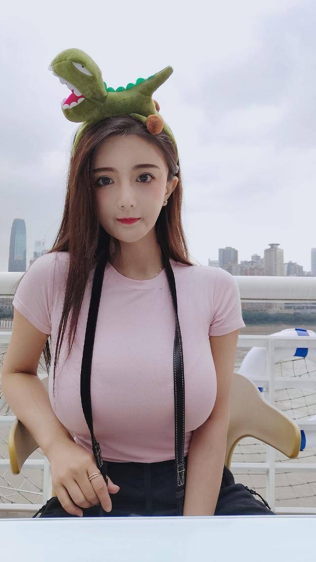 虎牙女解说展示好身材房管哭诉太大了你们让我歇一会儿