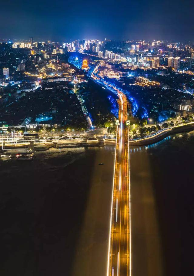 武汉长江大桥深夜跳桥图片