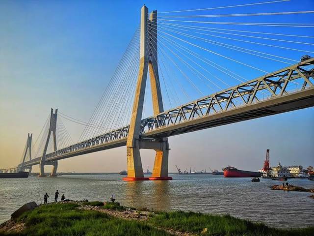 浩吉铁路洞庭湖大桥荆州公铁两用大桥投入运营