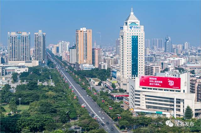 東信時代廣場 我們每天穿梭的大街小巷 被一抹抹中國紅包圍了 五星