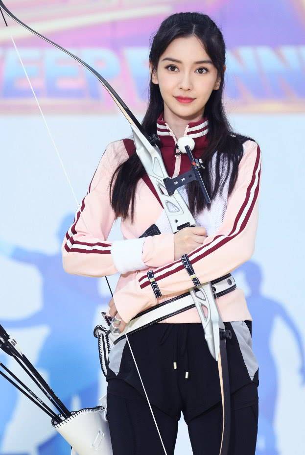 杨颖《奔跑吧》射箭造型,穿健美裤暴露真实腿型,像是波浪线!