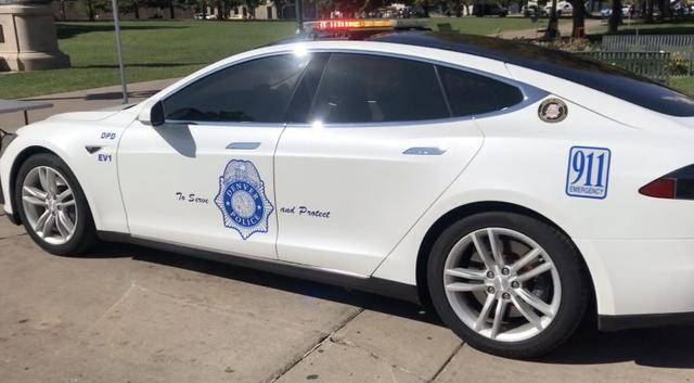 大写的尴尬!3.3秒破百的特斯拉警车,竟因没