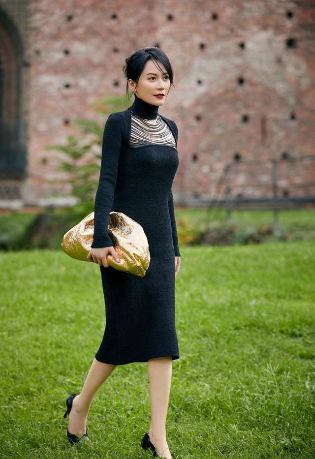 前不久俞飞鸿出席品牌看秀这一身造型也真的是满满的优雅感,一起来看