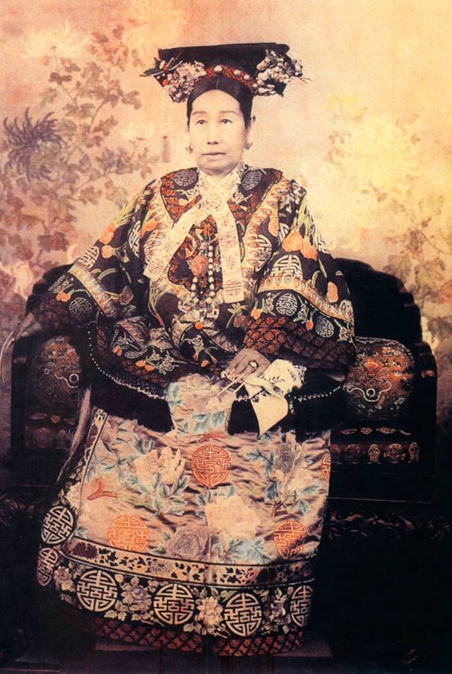 老照片还原慈禧太后的真实长相:姿态雍容,还颇爱打扮