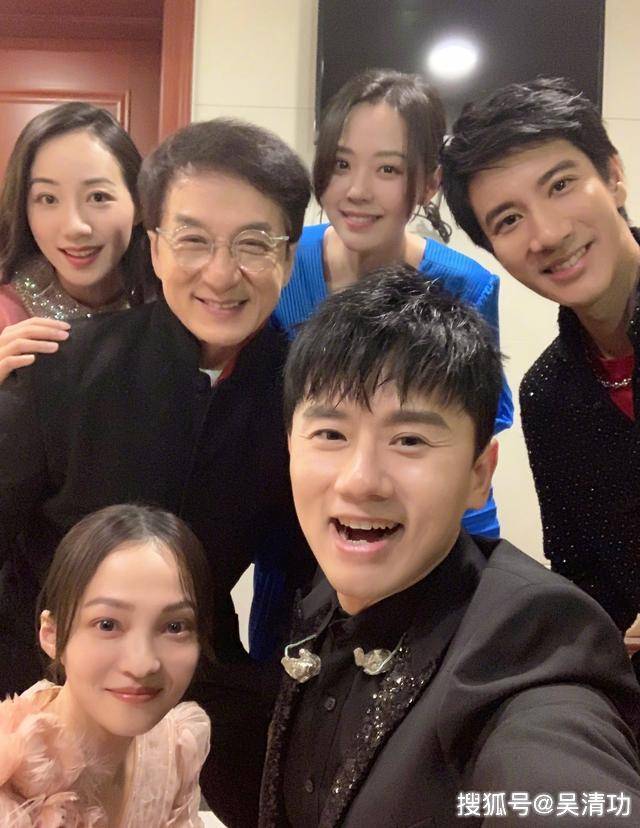 原创张靓颖晒群星合影,把成龙和张杰p得像同龄人,最爱王力宏