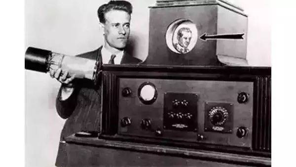 英国科学家贝尔德制成世界上第一个电视雏型