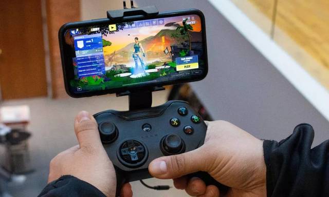 选择,比如说 rotor riot 推出的手柄,直接将手机