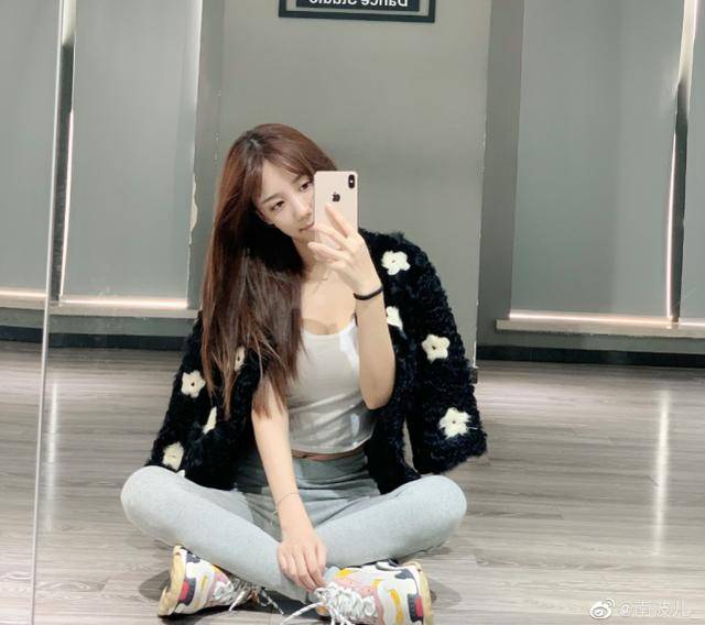 南波儿直播间被封背后真相,倒立画面被疯狂截屏,网友是这么说的