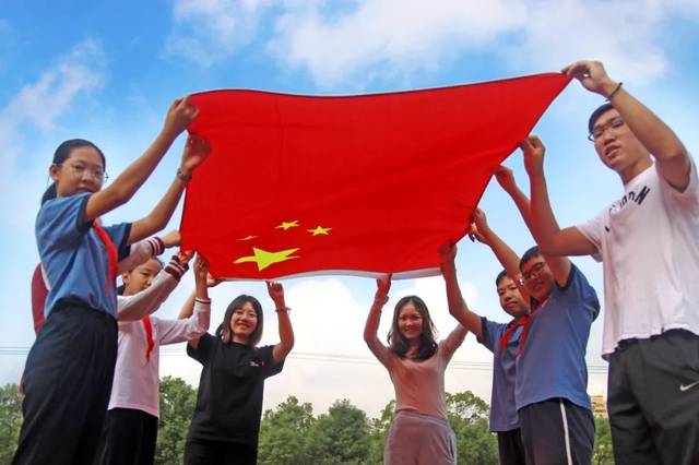 【可爱的中国,奋进的上海】看!嘉定学子深情表白:我和国旗同框