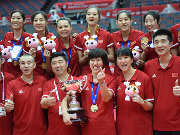 9月29日,女排世界杯,中国队在颁奖仪式后合影.新华社记者 贺灿铃 摄