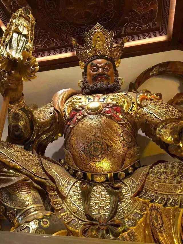 手里打伞的多闻天王