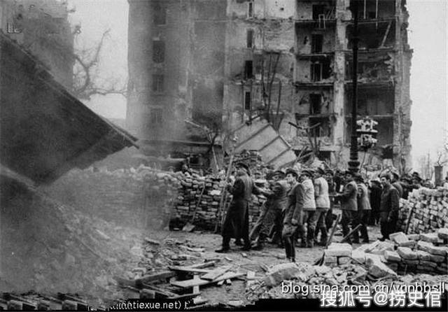 老照片记录1956年匈牙利的反苏动乱后被苏军镇压二万人丧生