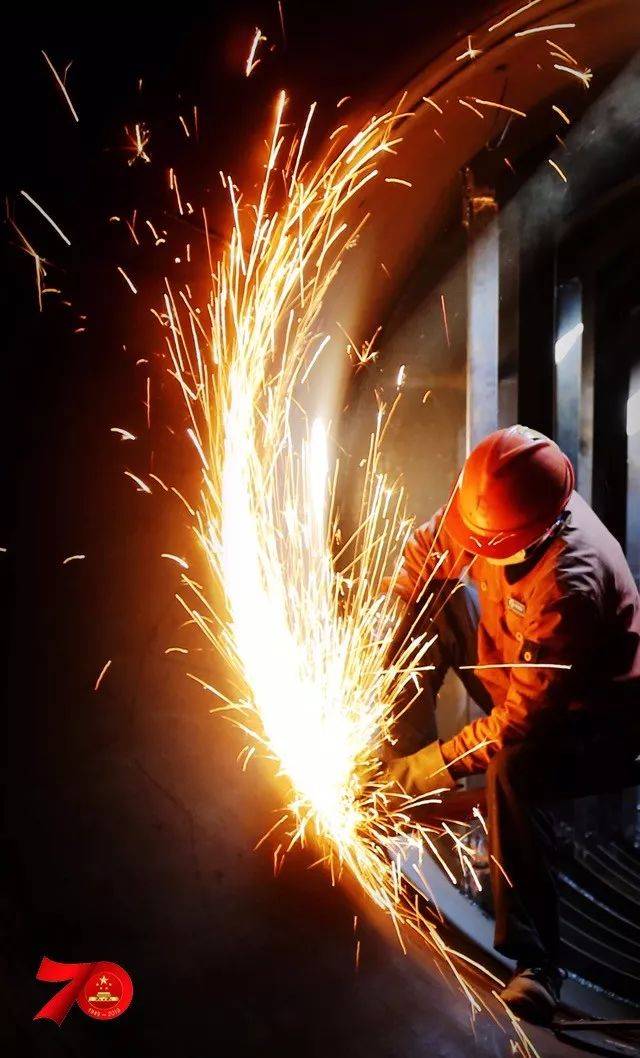 你的手机壁纸该换了,送你一波儿工业重金属风格壁纸!