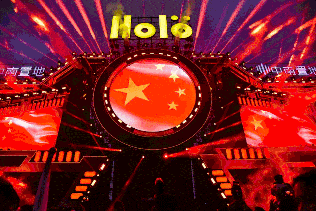 为核心的伟大民族精神 现场还特别设立了 爱国主义红色情怀专场表演