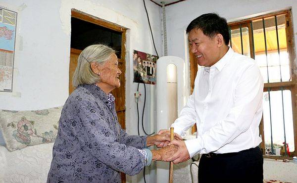 张佃虎郇恒赛走访慰问老党员