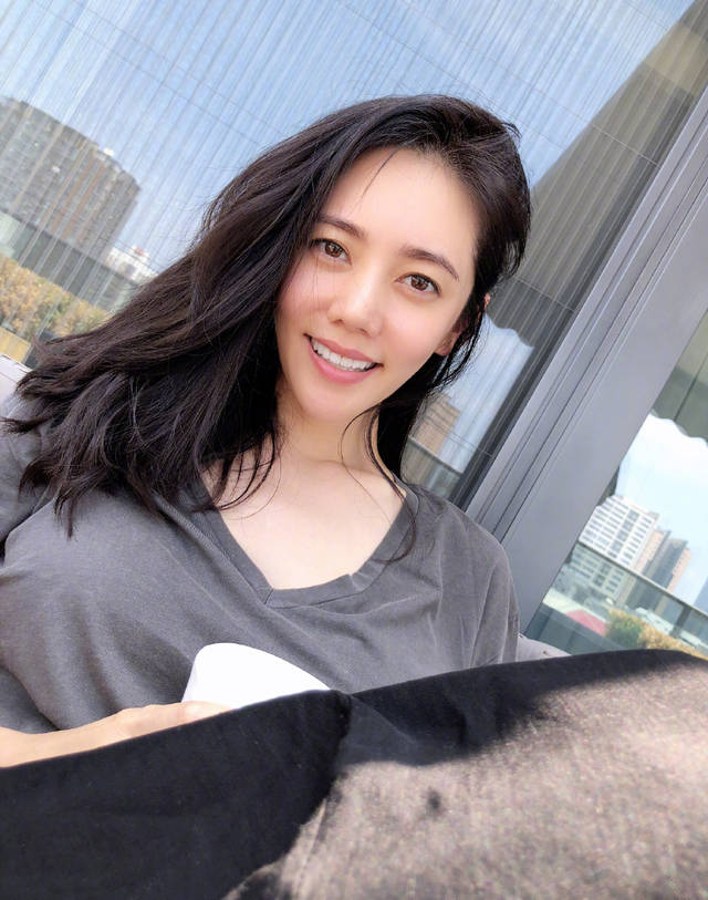 40岁辣妈秋瓷炫一身休闲装慵懒随性素颜皮肤细腻白皙气质真好