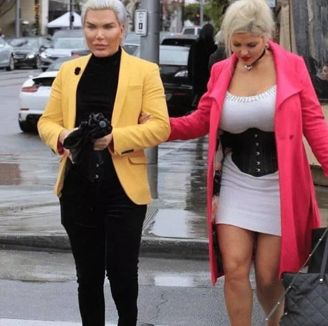 整成假人的巴西男子,与女星索菲亚·维加斯一起逛街