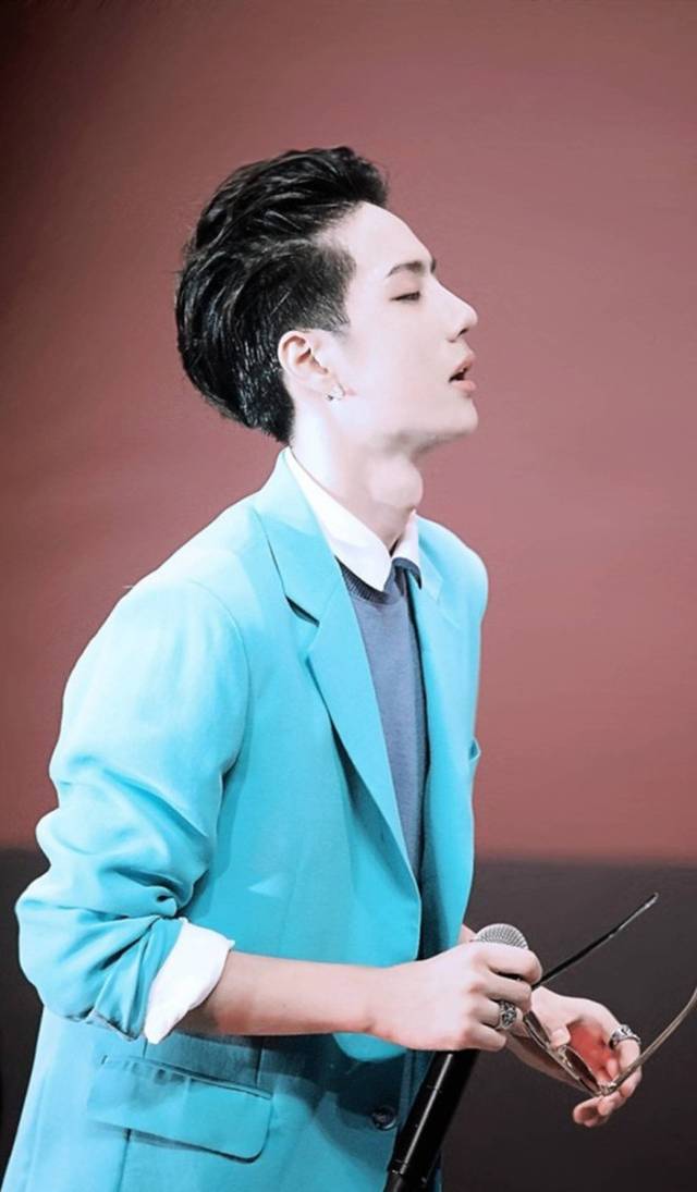 原创王一博肖战侧颜壁纸:你可知我向你靠近,星河万顷都是我的见面礼