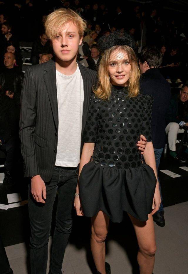 lv太子妃水果娜穿皮草看秀,一身豪门媳妇打扮,与老公高调晒恩爱