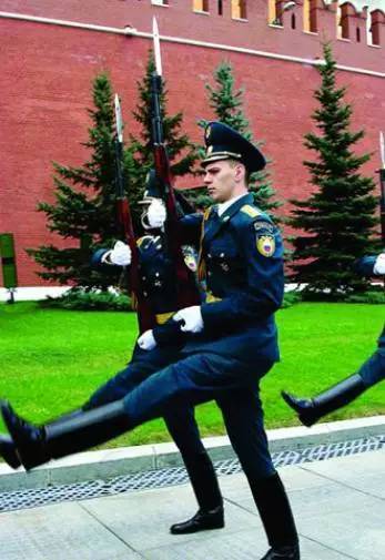 比如社会主义阵营的老朋友朝鲜也走得一手好正步.