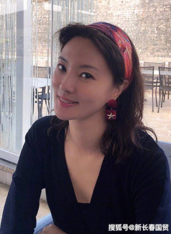 42岁央视主持人刘芳菲近照曝光,气质优雅美似少女